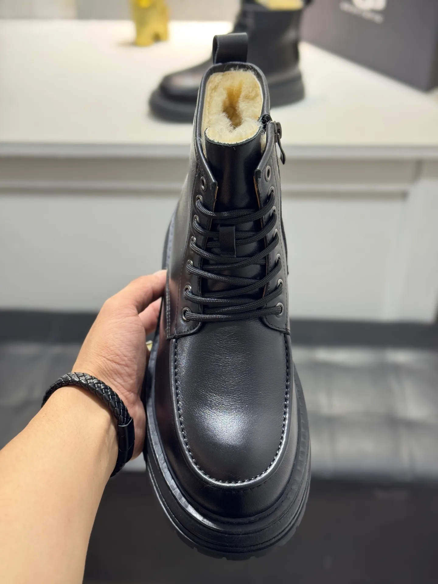 Men's men's shoes 💰660 [New style] 🦥🦥UGG - high-end quality 🔥Australian imported wool 🔥Full fur original single entry and exit counter without pressure, let you feel no replacement 💏The upper is made of first-layer cowhide 'all original Australian wool' Strict men's boots thick wool can be distinguished by the naked eye 💓Real wool keeps warm and does not smell like feet, warms the whole winter ✨Carefully crafted for those who know the goods🔥Size: 38-44 (45 customized